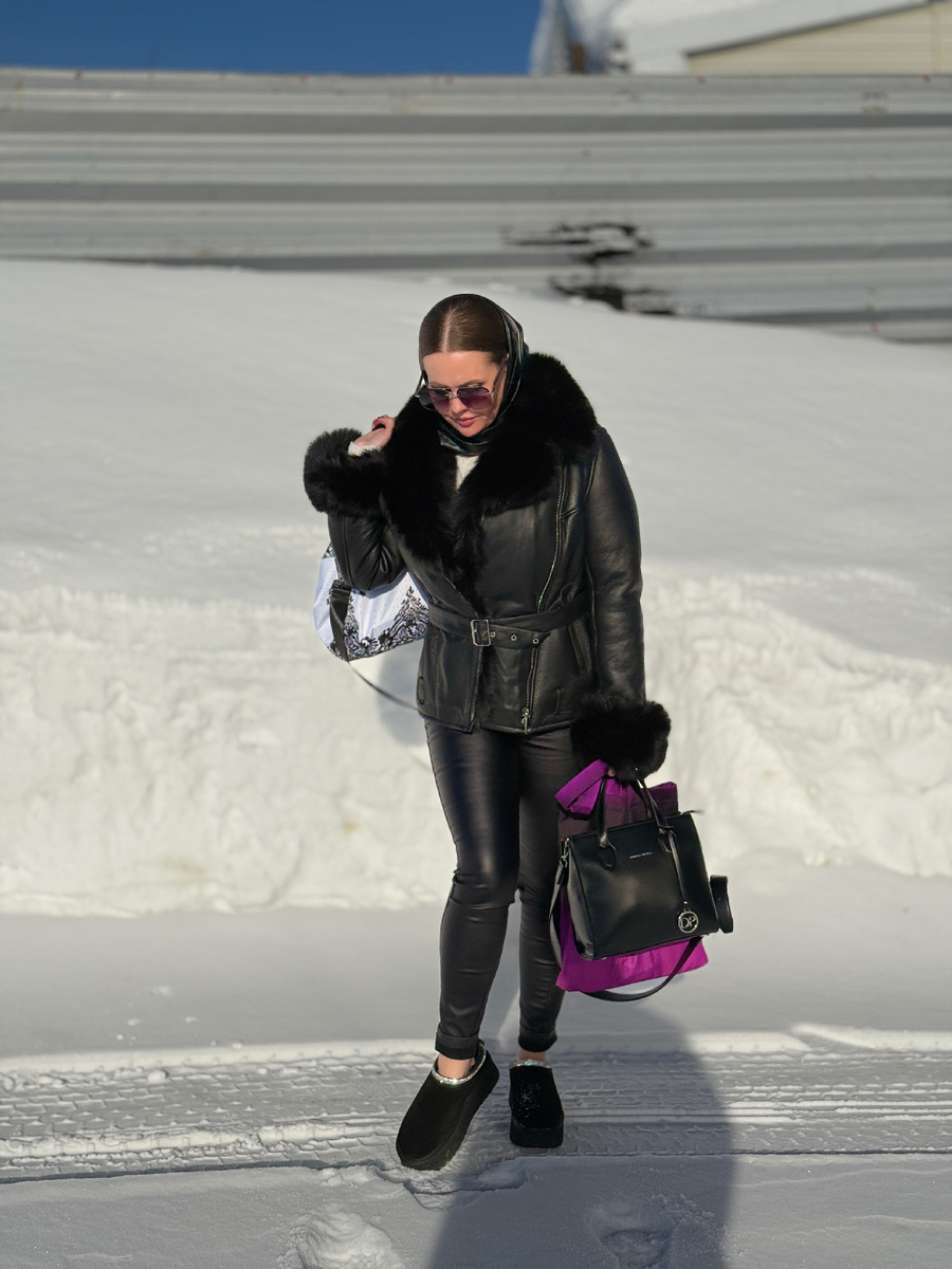 Фото в общем доступе...на мой взгляд очень неудачное фото,под сраку лет такой наряд,ну это Фуу просто...))черная вдова она,очень похоже....