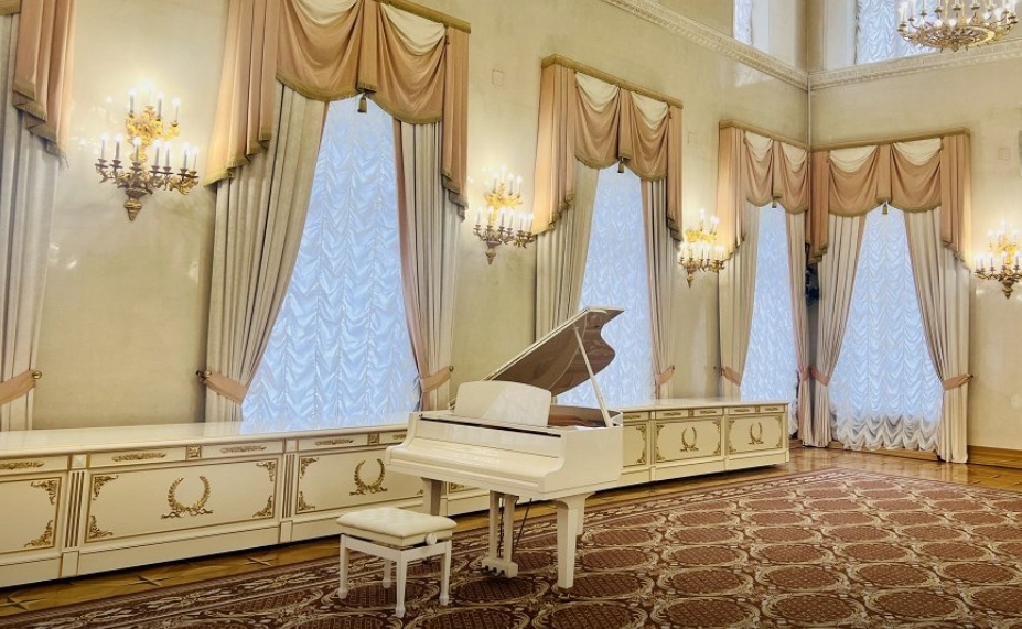 Подарок на 8 марта коллегам: билет на концерт в Мэрию Москвы