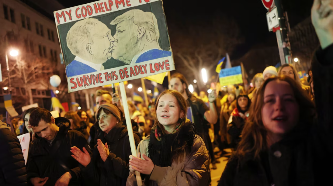 «Боже мой, помоги мне пережить эту смертельную любовь»: участник демонстрации солидарности с Украиной в Берлине © Sean Gallup/Getty Images