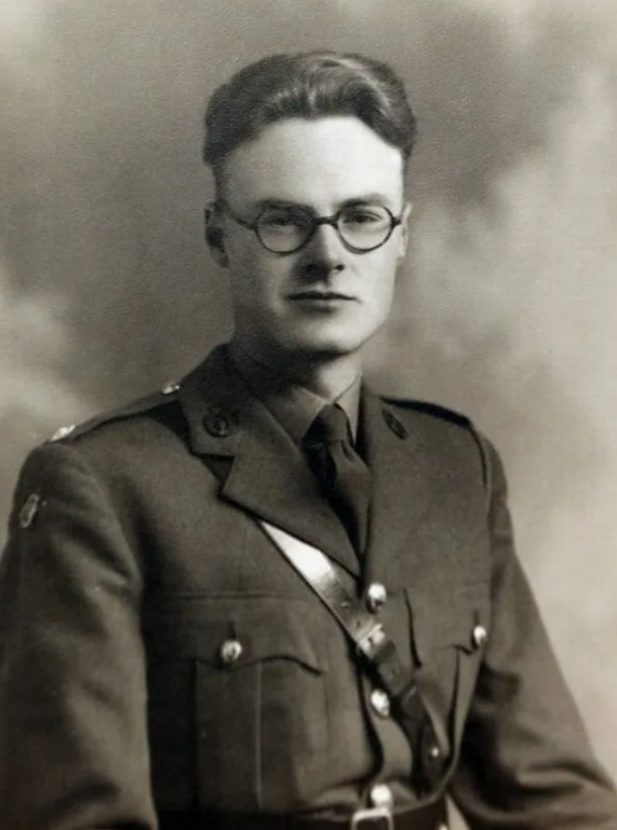 Лейтенант Эрик Ломакс.