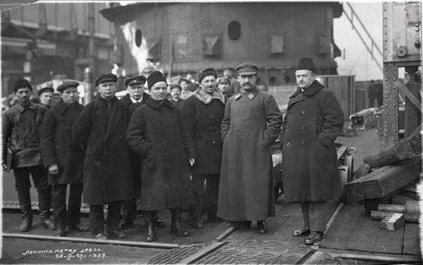 С. Орджоникидзе (в центре) с рабочими, СССР конец 1920-х годов. фото из ria.ru