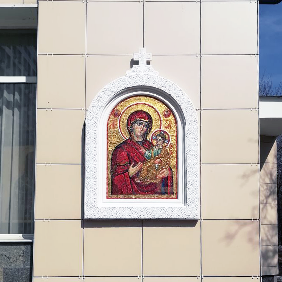 Мозаика в киоте на фасаде больницы