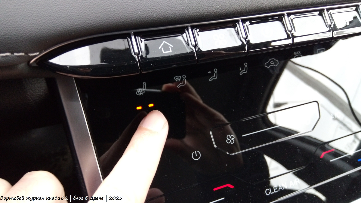 Хочешь активировать кнопку подогрева сидений? Будь добр снять варежку! Автор фотографии kua1102