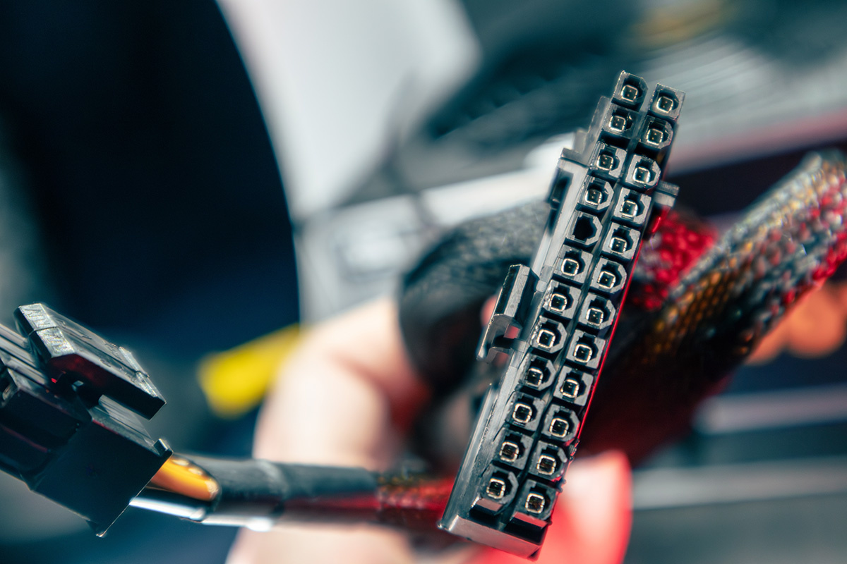    «Пины» — одно из названий контактов. Так, например, выглядит 24-пиновый разъем для материнской платы. Источник: Shutterstock