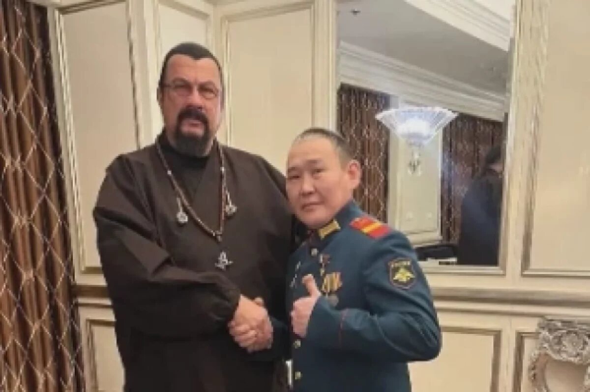    Стивен Сигал встретился с якутским военнослужащим Андреем Григорьевым