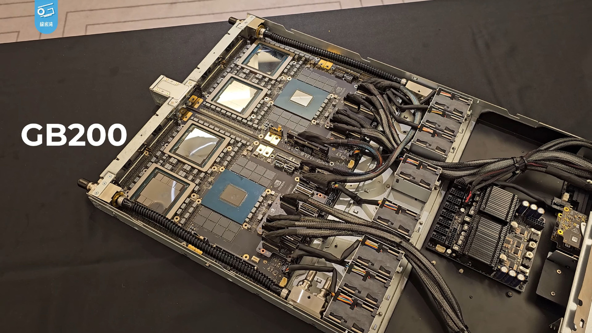 Сдвоенный серверный блок суперпроцессоров Grace Blackwell GB200 Nvidia. Каждому центральному процессору соответствуют два графических. Изображение: Geekerwan, CC BY 3.0, commons.wikimedia.org