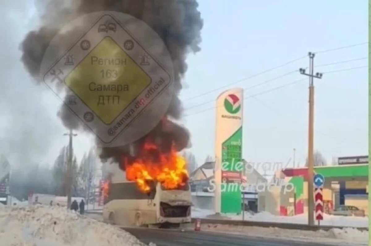    Под Самарой в посёлке Стройкерамика загорелся в движении автобус «Хагер»