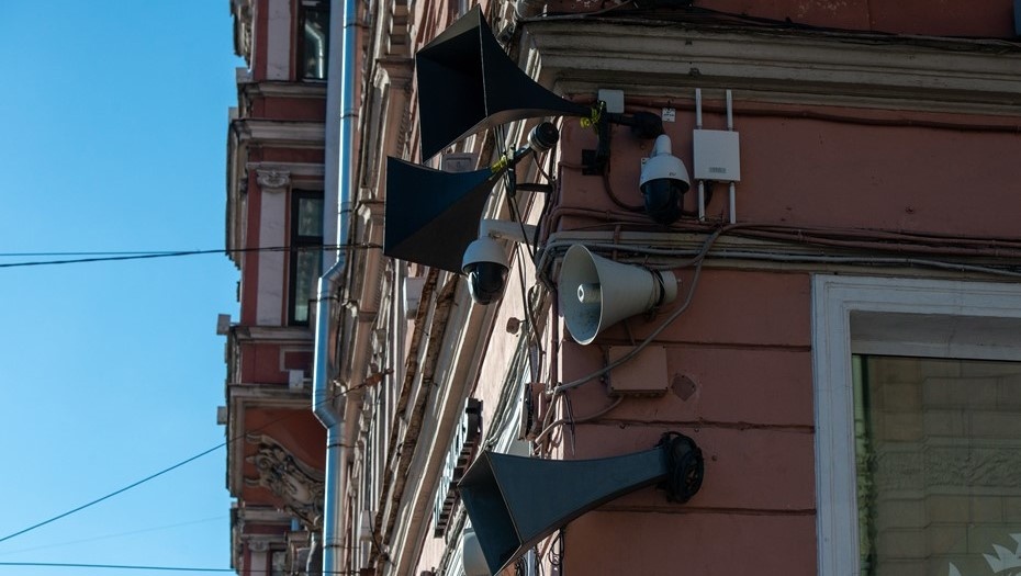    Громкоговорители на фасаде дома в центре Петербурга. Автор фото: Михаил Тихонов / "Деловой Петербург"