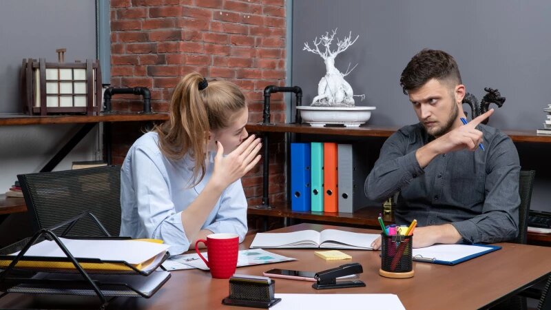     Конфликт на работе. Фото: ru.freepik.com, автор KamranAydinov.