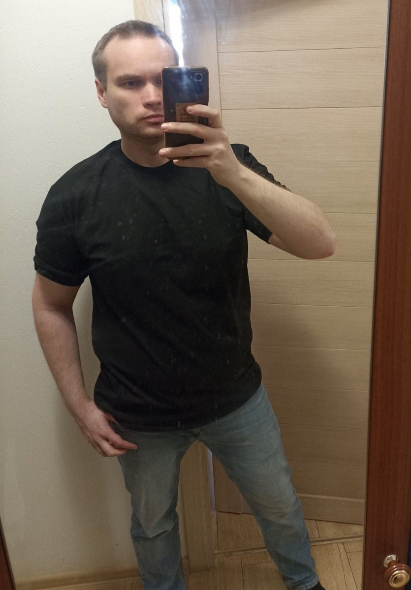 Это не футболка грязная, а стекло. 