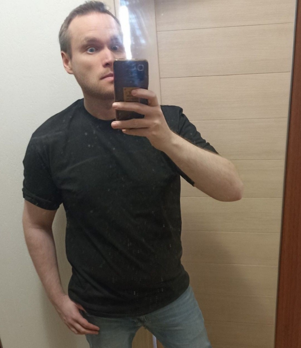 Это не футбола грязная, а стекло. 