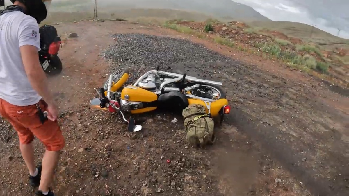 Погнут бак, слегка повреждён руль, загнуто правое зеркало. Ну и эго. Эго повреждено!