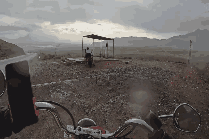 Сначала, как видите, руль завернуло вправо, а потом, чтобы поймать равновесие, я дёрнул его в противоположную сторону, но было уже поздно. 