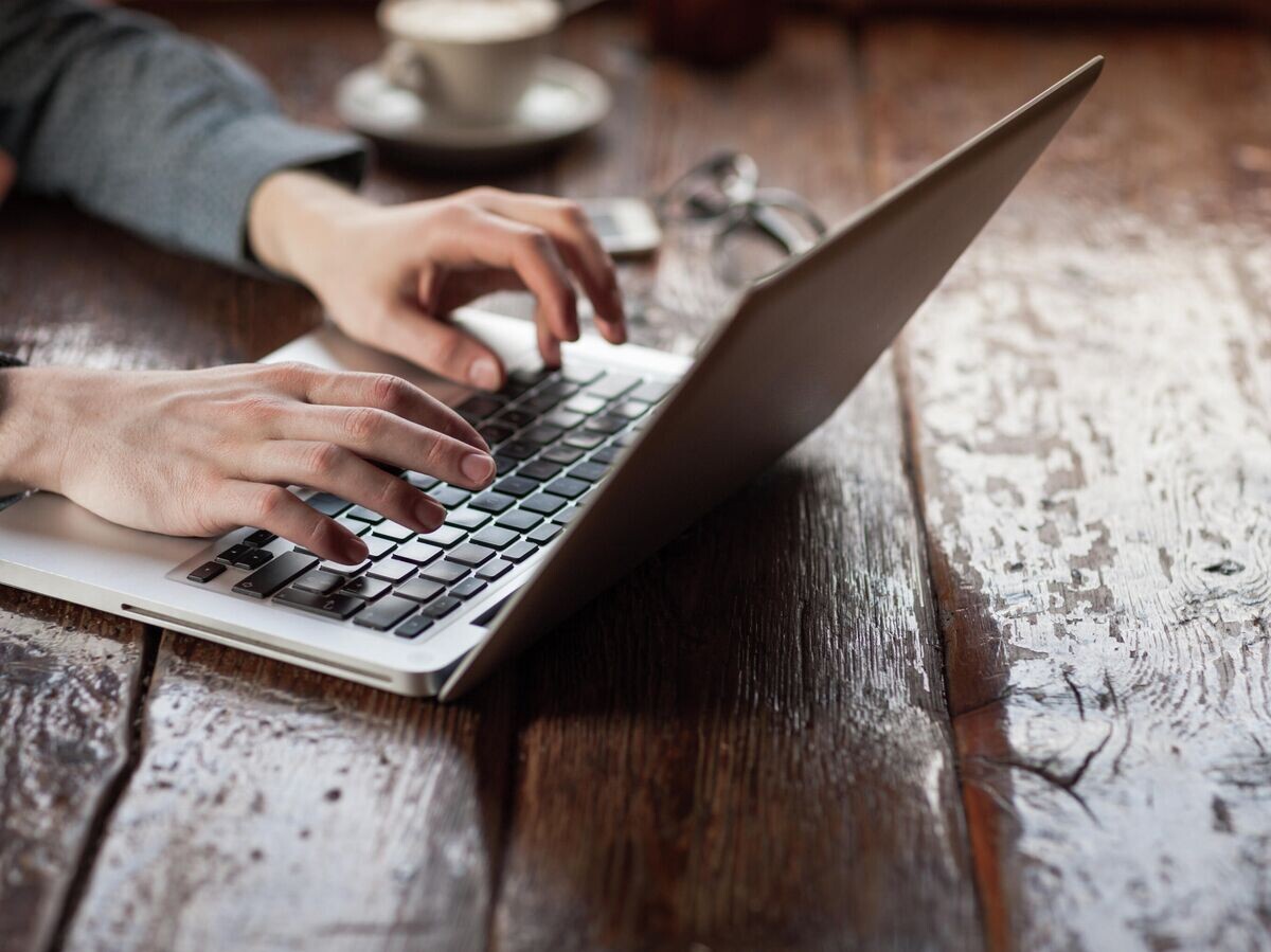    Мужчина работает за ноутбуком © Depositphotos.com / stockasso