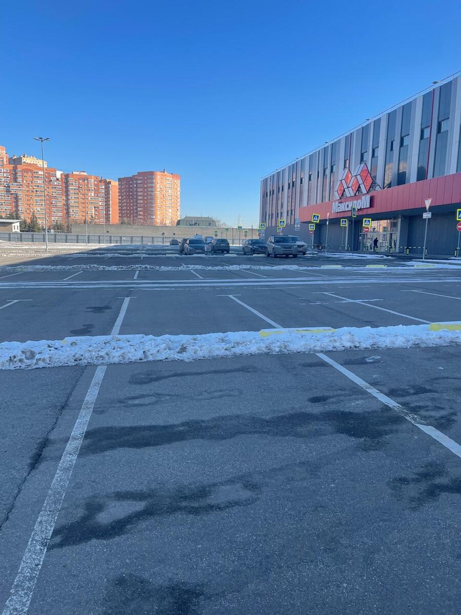 Парковка у магазина МАКСИДОМ 