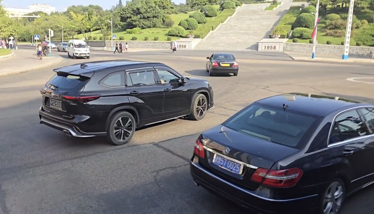 Тойота военных и Мерседес, записанный на организацию