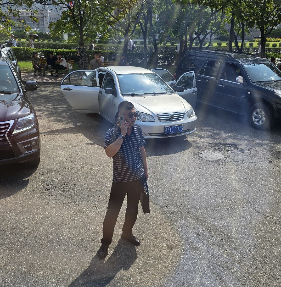 Парковка с дорогими иномарками