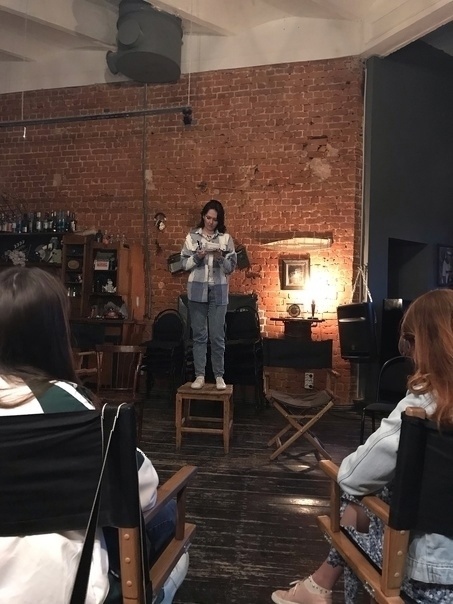 Читаю свой рассказ с табурета