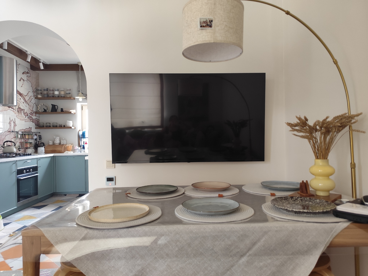 Прекрасный обзор с дивана, стол и торшер совершенно не мешают