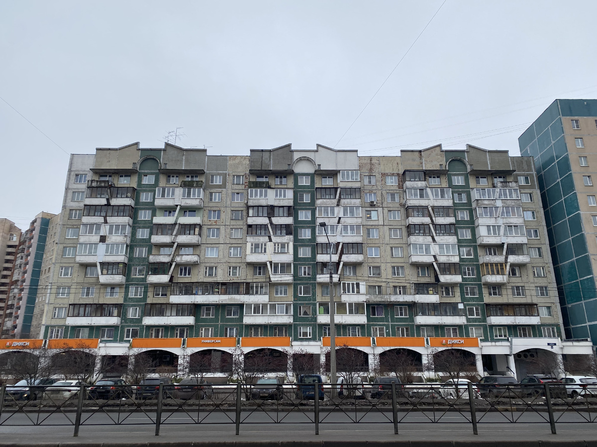 606 серия (1ЛГ-606.11.87), видно большие окна без форточек и выступающие декоративные элементы на верхнем этаже (г. Санкт-Петербург, пр. Пятилеток, д.18, к.1)