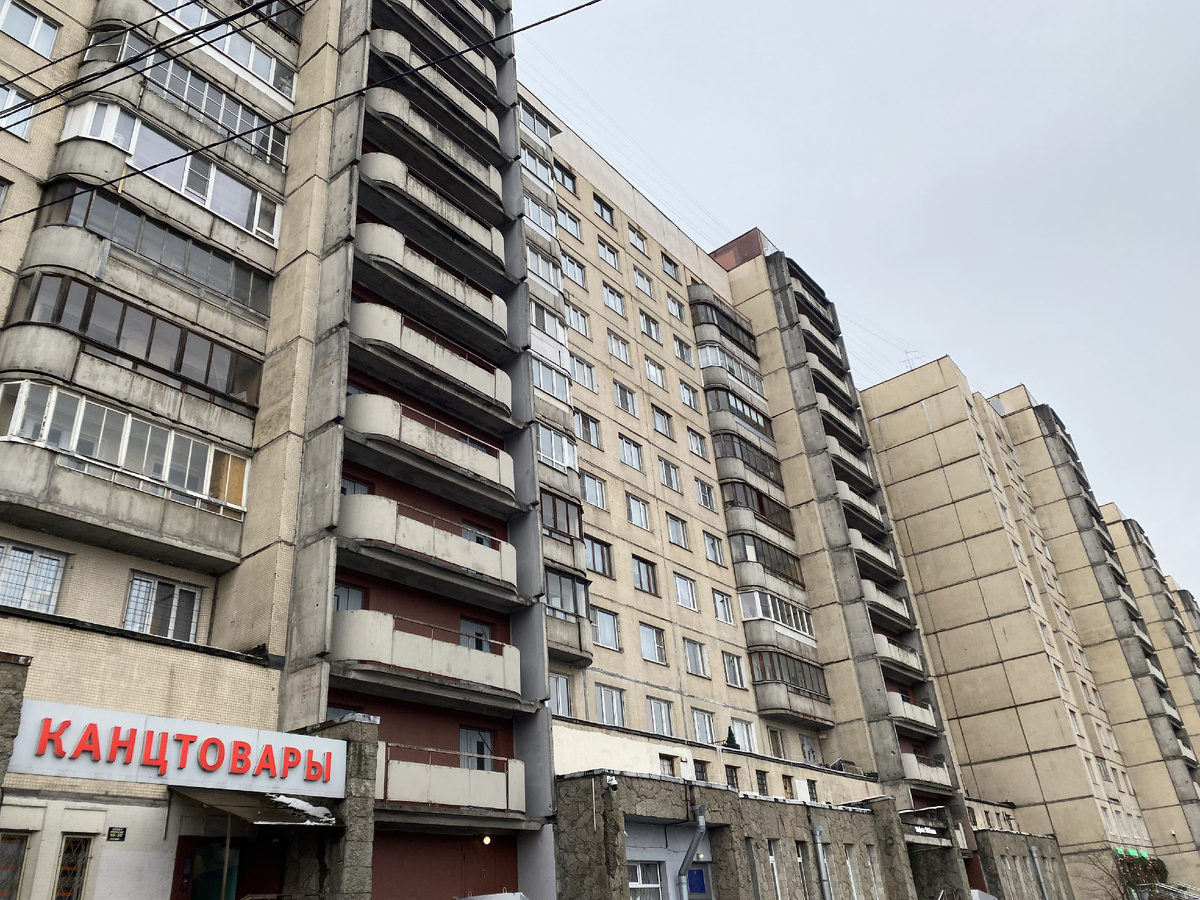 137 серия, видны общие балконы с лестницей и закругленные балконы квартир (г. Санкт-Петербург, ул. Коллонтай, д. 21, к.1)