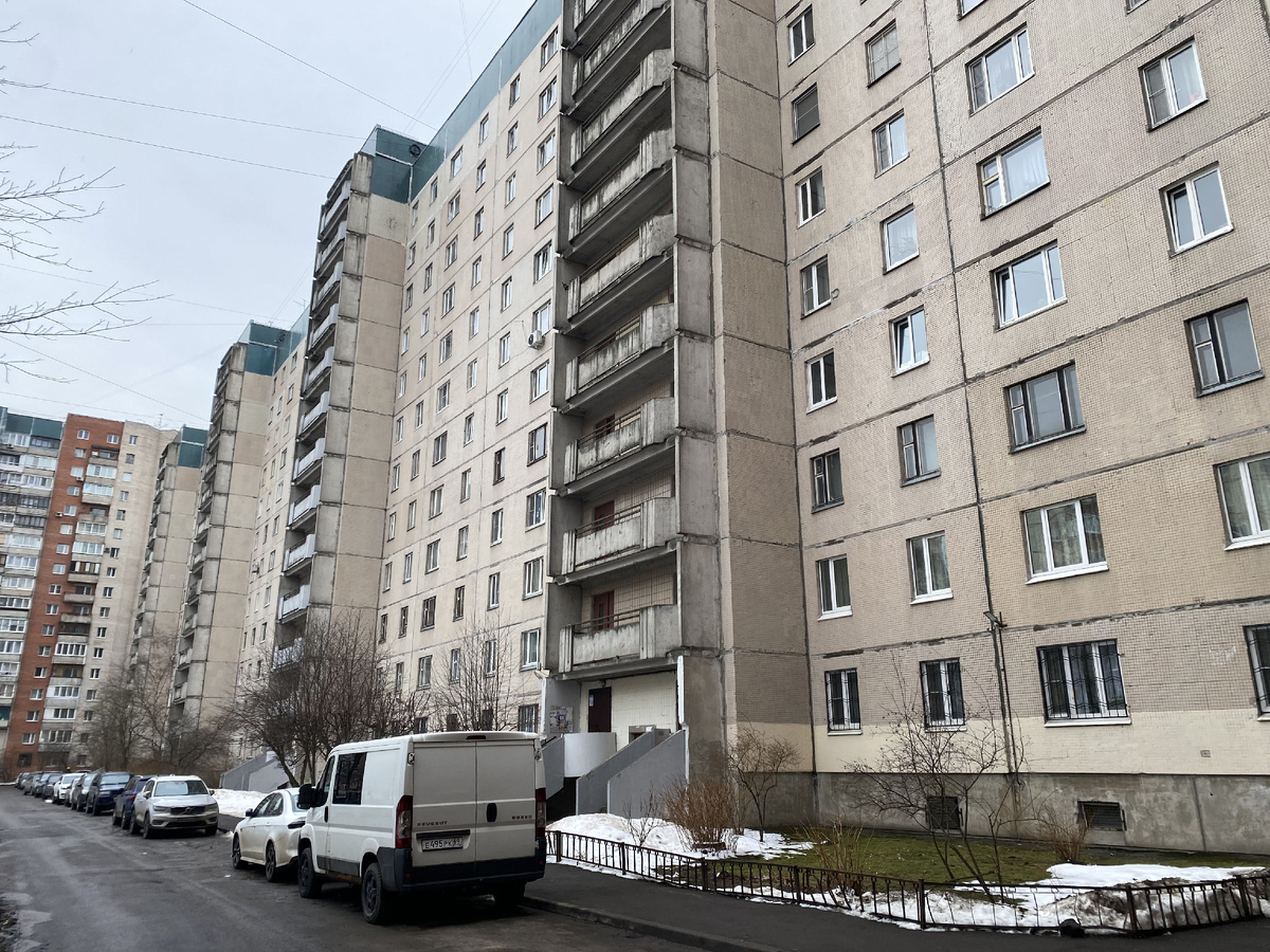 137 серия, также видны общие балконы с летницей и крыльцо со ступеньками - отличительные черты 137 серии (г. Санкт-Петербург, ул. Коллонтай, д. 16, к.1)