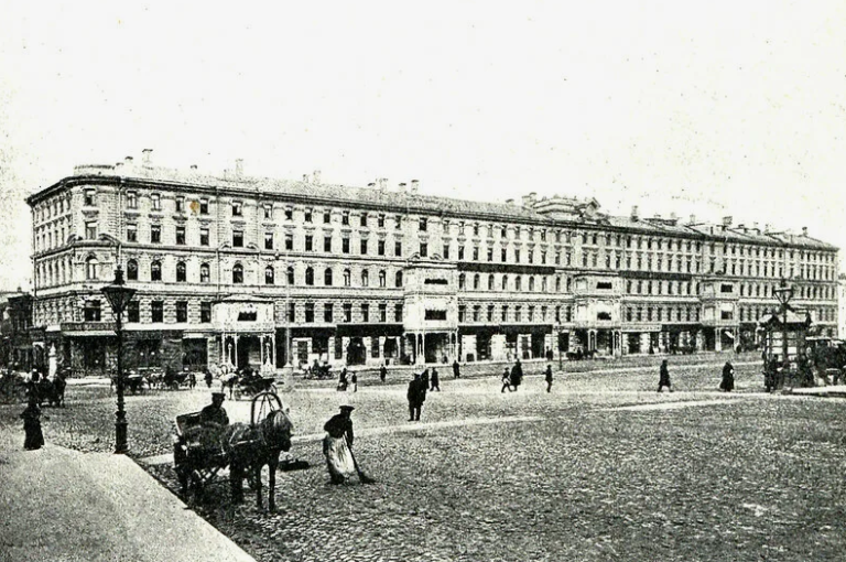 Здание Большой Московской гостиницы, во времена А.П.Чехова здесь находился трактир Тестова. Источник фото:https://yandex.ru/images/search?img_url=https%3A%2F%2Fi0.wp.com%2Foldmos