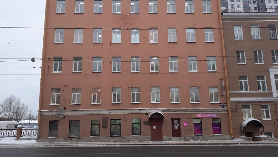    "Единая трудовая школа № 117" на проспекте Обуховской обороны Автор фото: protect812.com