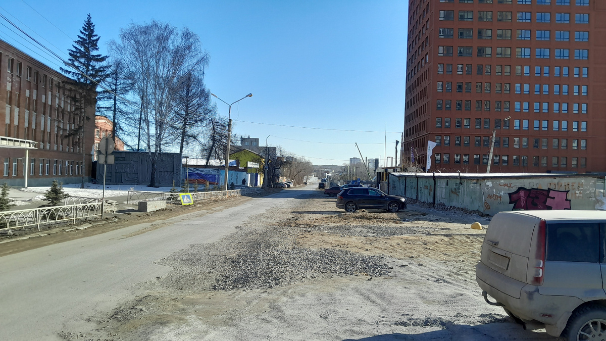 Так сейчас выглядит въезд на улицу Монтерская с улицы Титова.