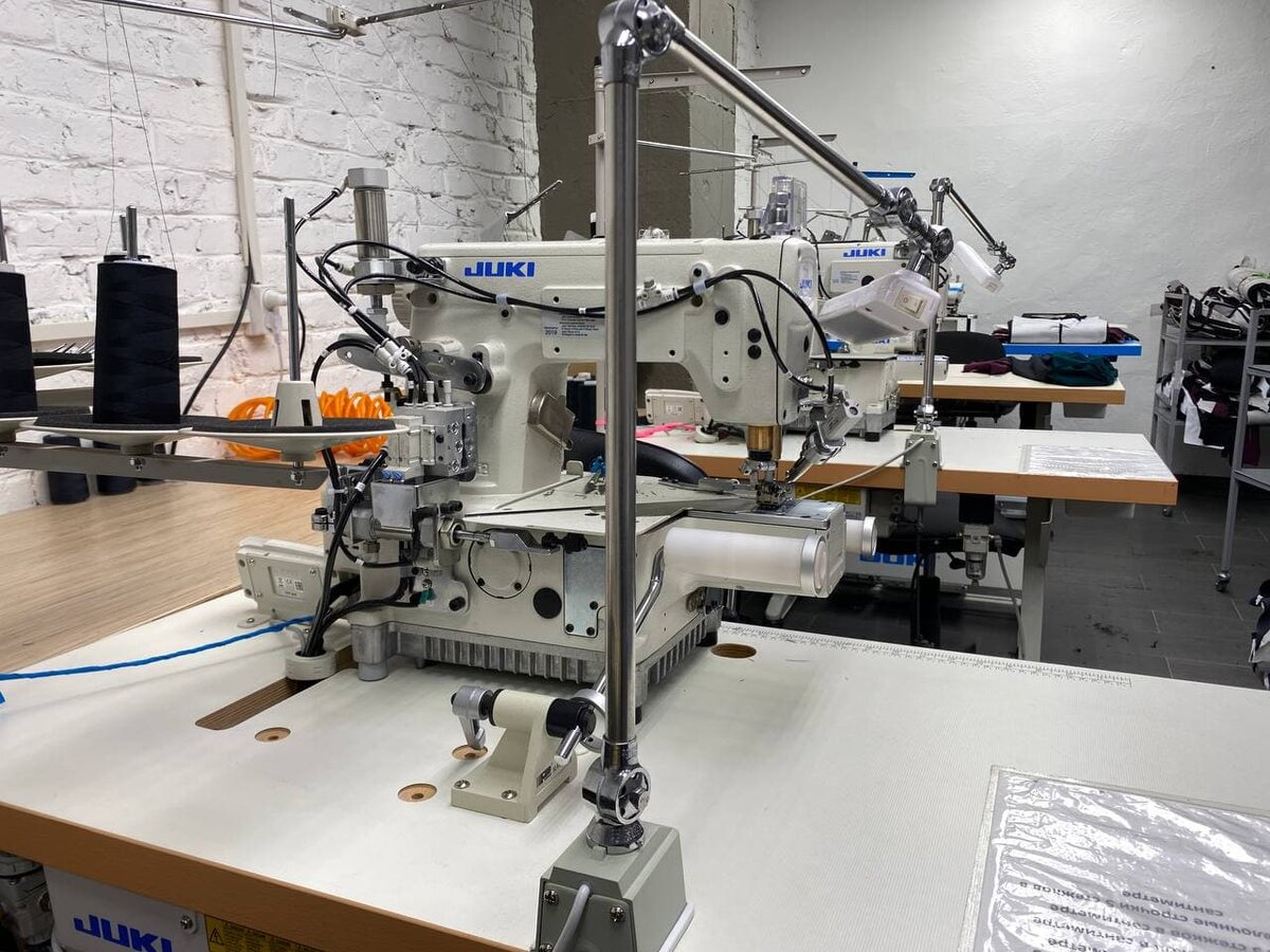 В нашей команде трудятся настоящие профессионалы, которые работают над созданием уникальных моделей одежды для занятий спортом