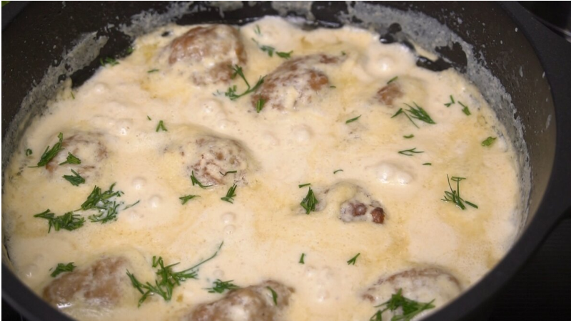 Котлеты в сырном соусе: родные просят так готовить почаще. Делюсь рецептом