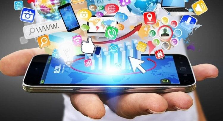    Смартфон — это целый склад в вашем кармане. Иллюстрация: Shutterstock