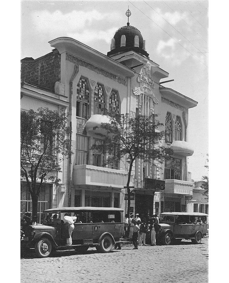 Автостанция Крымавтотранса в здании пассажа Анжело. Посадка на автобусы.