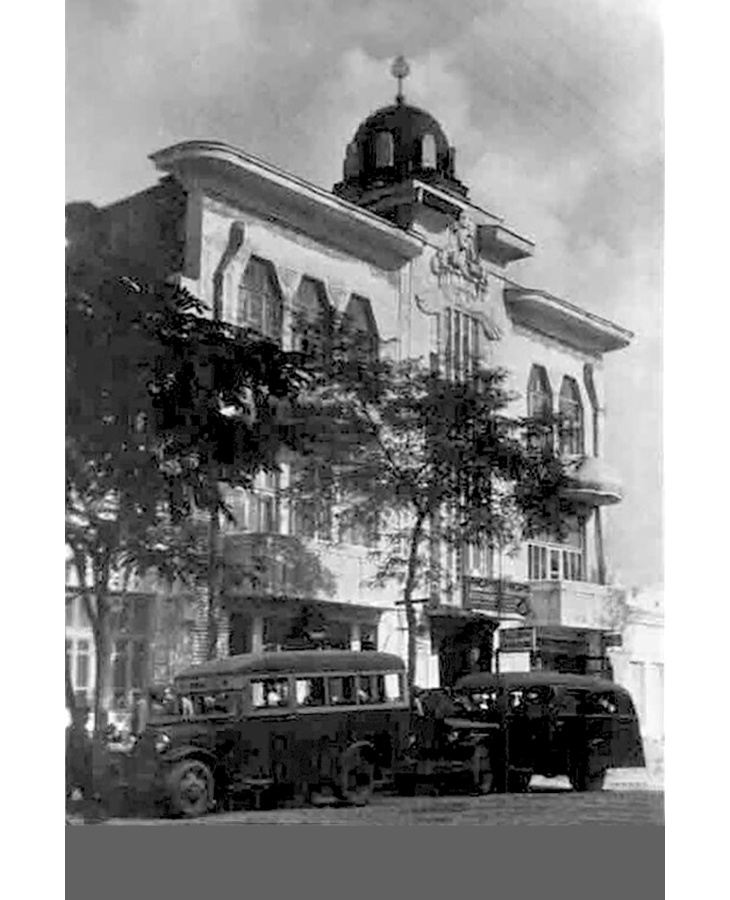 Автостанция Крымавтотранса в здании пассажа Анжело. Посадка на автобусы