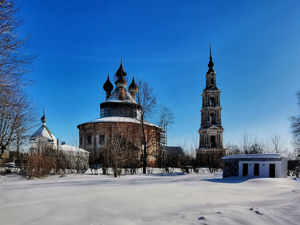 Курба Ярославской области, храмовый комплекс Казанской и Воскресенской церквей.