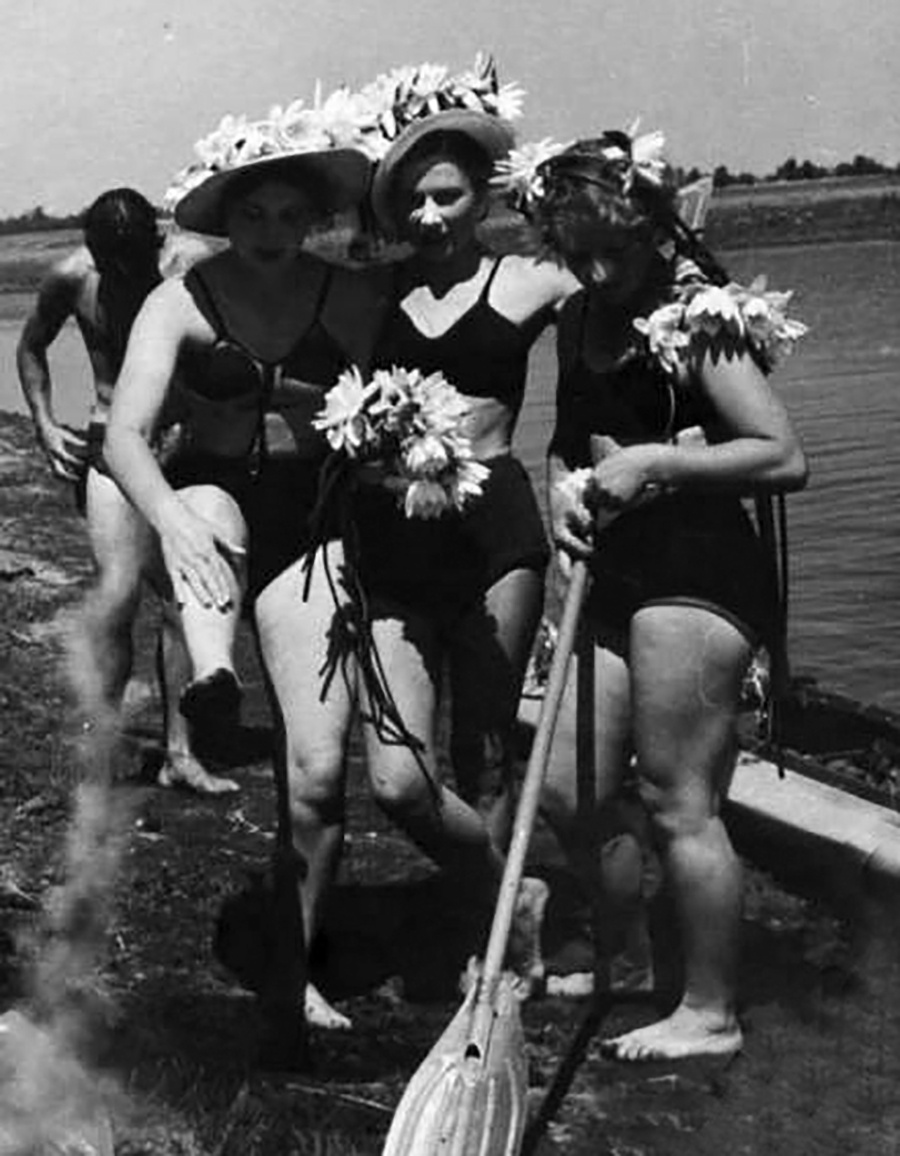 советские девушки на празднике Нептуна