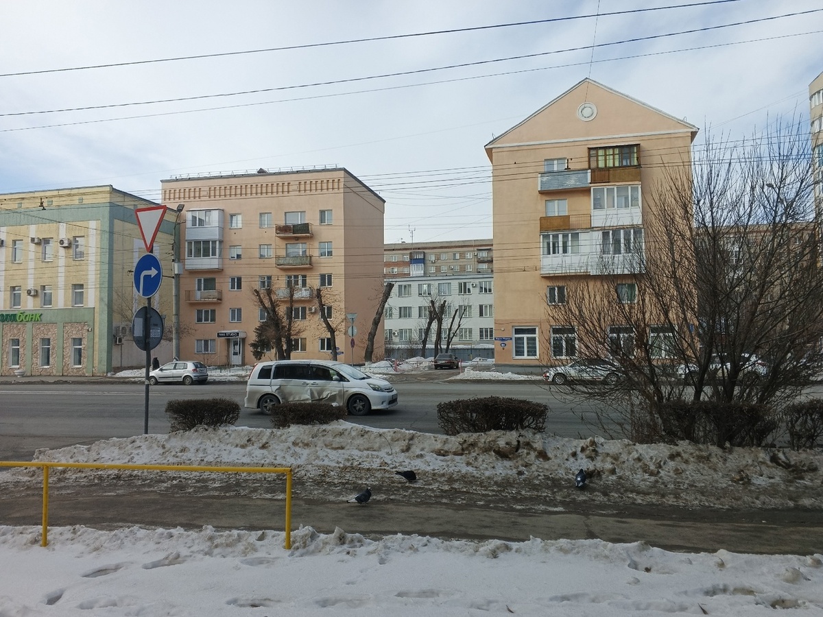 Стою тылом к почте и смотрю на дедушкину девятиэтажку вдали. Решаю - идти за пирожками или позже