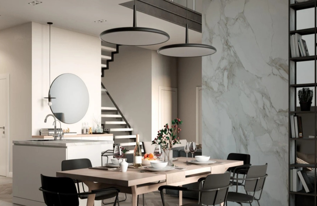 Хайфлэт- на фото видна лестница ведущая на второй этаж.