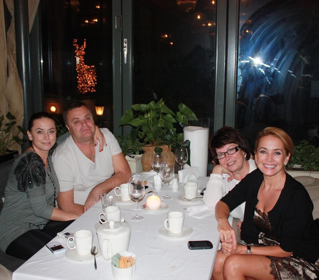 Жанна Фриске с родителями и сестрой Натальей