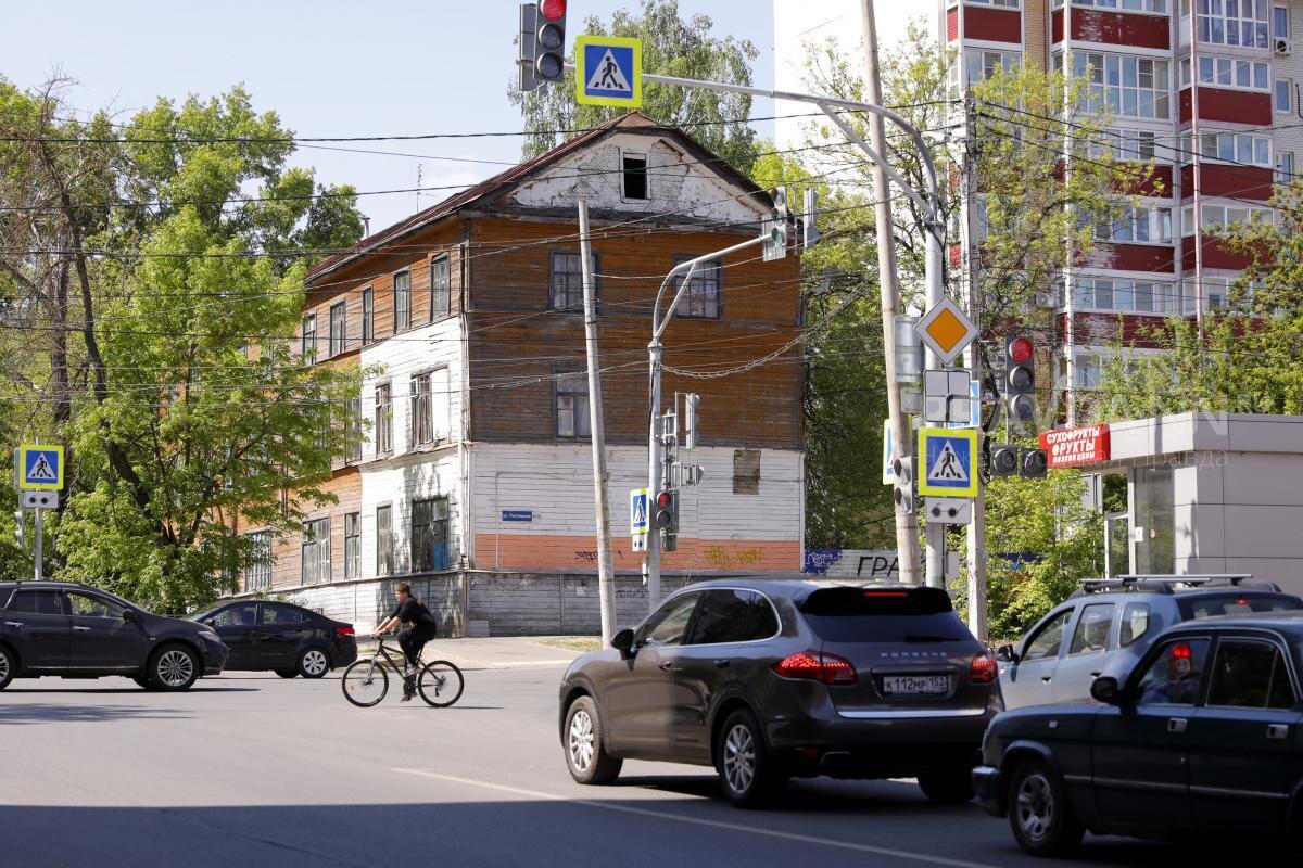    Улица Бориса Панина застроена многоквартирными домами, возведенными в разное время