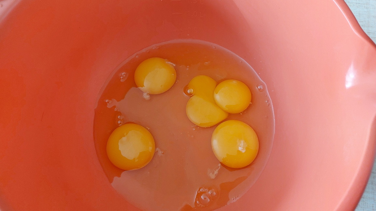 У меня попалось яйцо с двойным желтком.