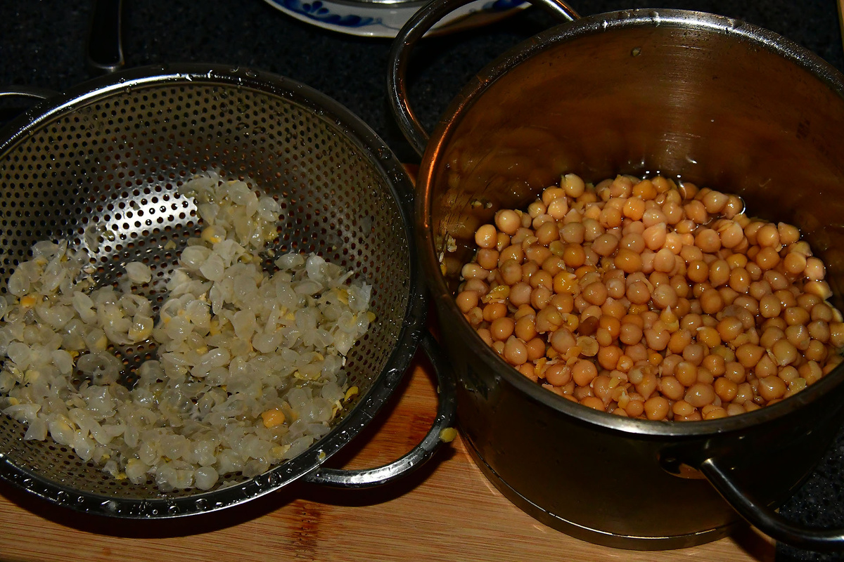 Очищаем от шелухи нут