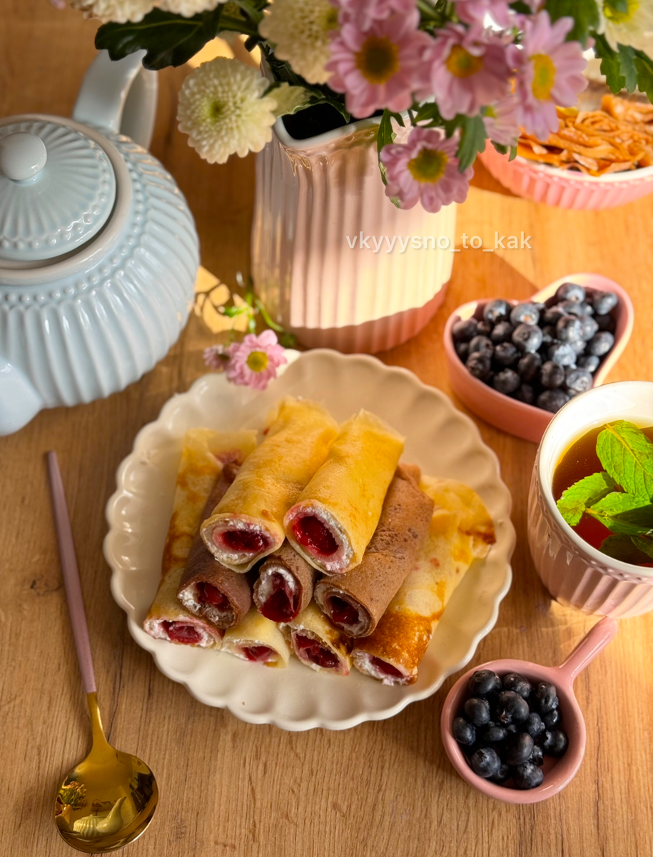 блины с творогом и вишней в разрезе 