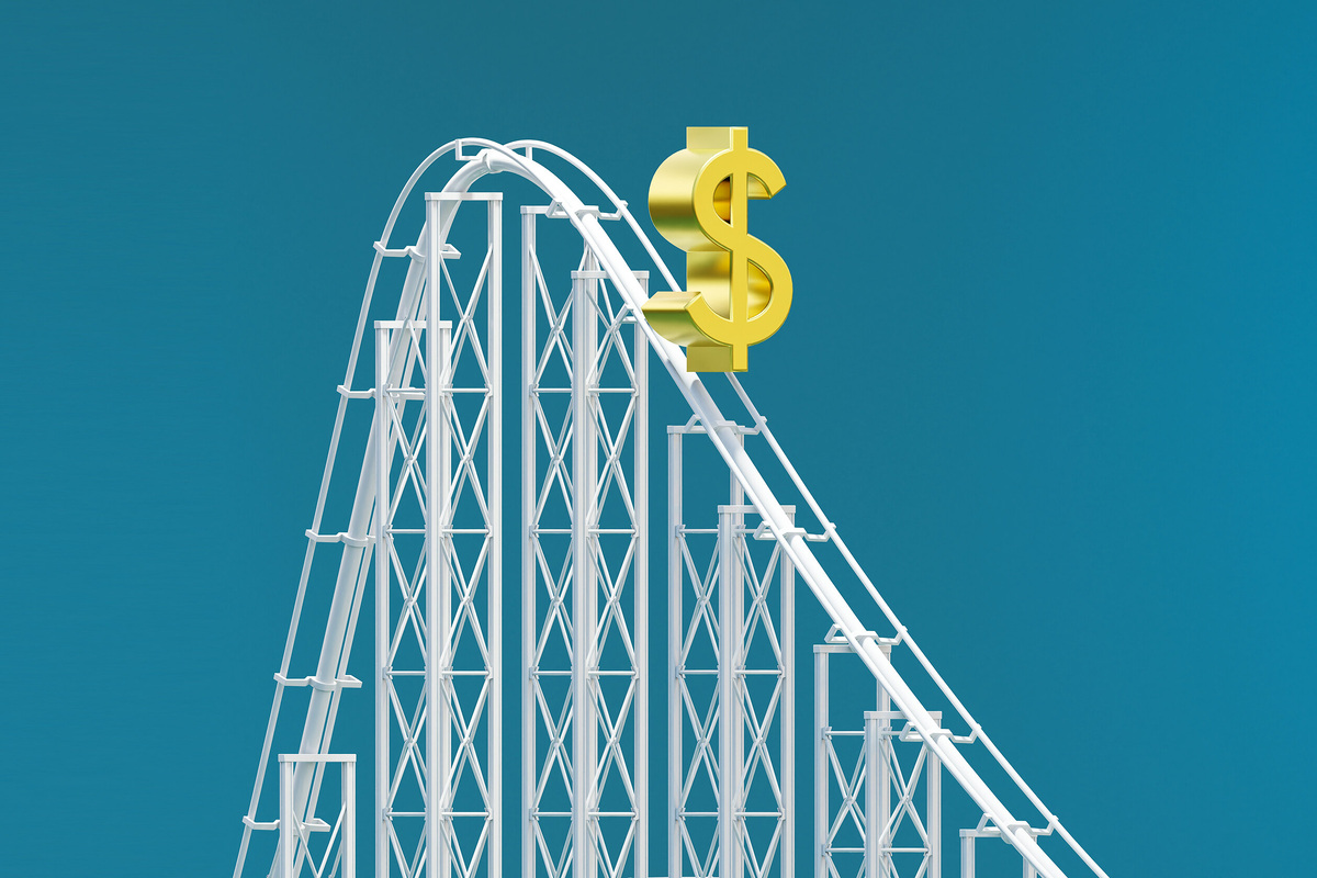     Доллар рухнул: на что могут упасть цены в России