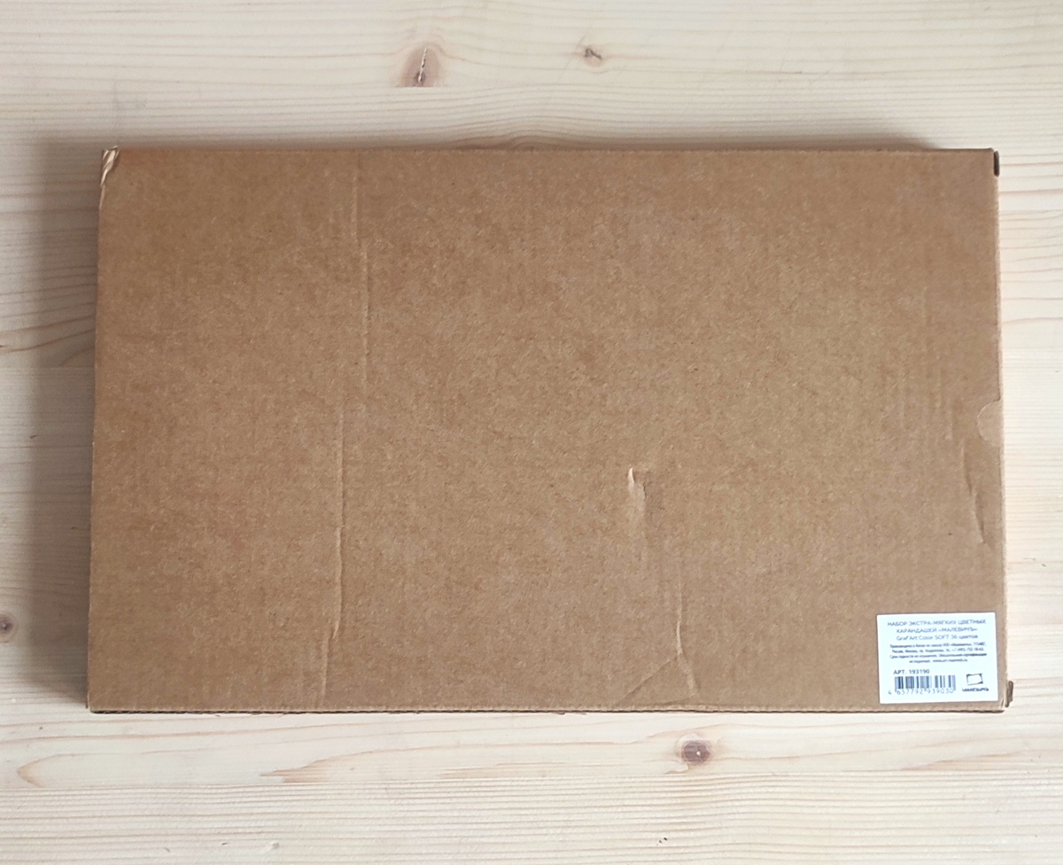 Вот в такой аккуратной прочной крафтовой коробочке приезжают карандашики. Точно лучше обычной целлюлозы поверх жести, когда зачастую покупателям приезжает помятая в десяти местах жестяная коробка!