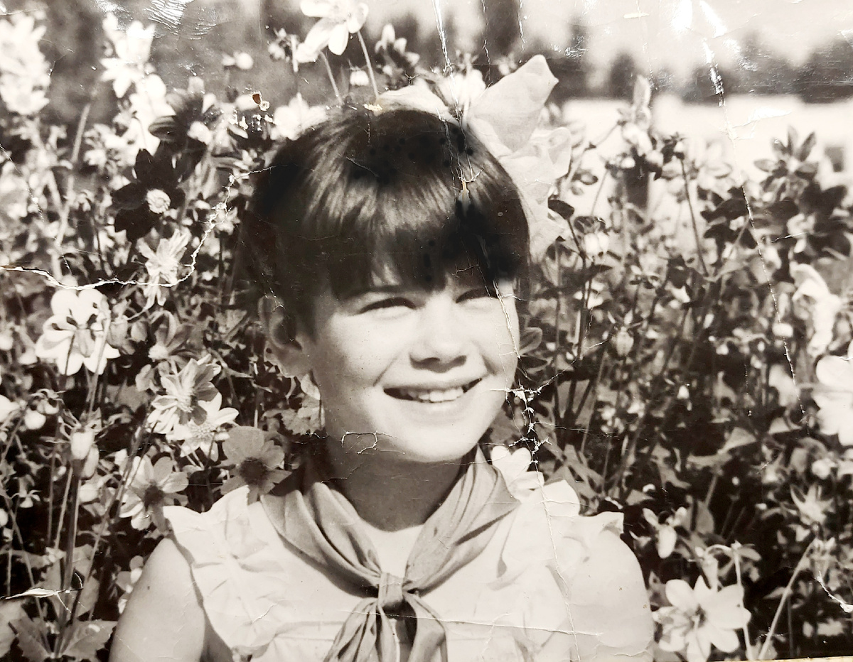 Это наверное уже 1982, была ПРОФ фотосессия на ВДНХ. Фотография 30*40 где-то долго висела в учреждении. Потом её маме отдали, на обороте так и остался клей.