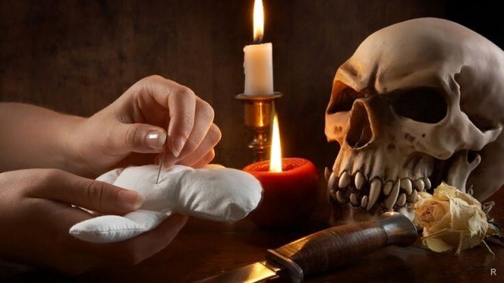 Проклятье отличается от Порчи лишь тем, что оно налагается изустно, а Порча - с помощью Ритуалов. Проклятье можно считать одним из видов Порчи, если мы называем Порчей любую негативную программу, разрушающую жизнь членов семьи.