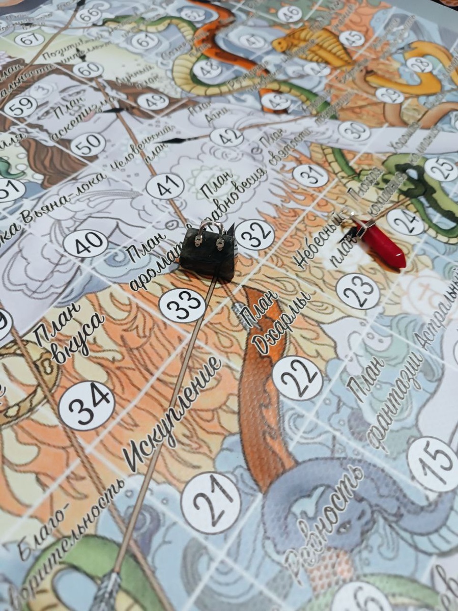 Вот такими фишками играют на  поле, сумочка из нефрита и кулон из красной яшмы, тема той игры "Финансовое благо"