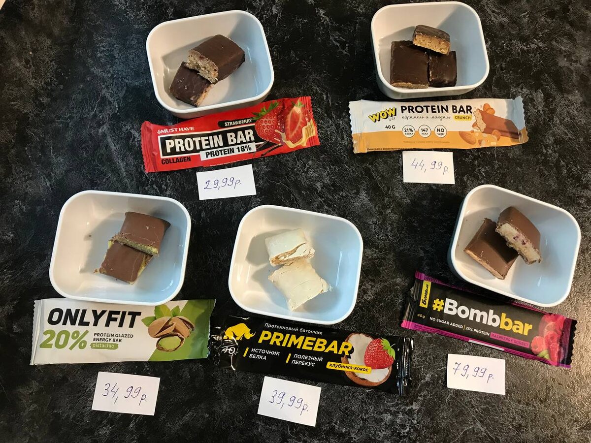 5 образцов протеиновых батончиков, которые мы анализируем в этой статье и пробуем на вкус.