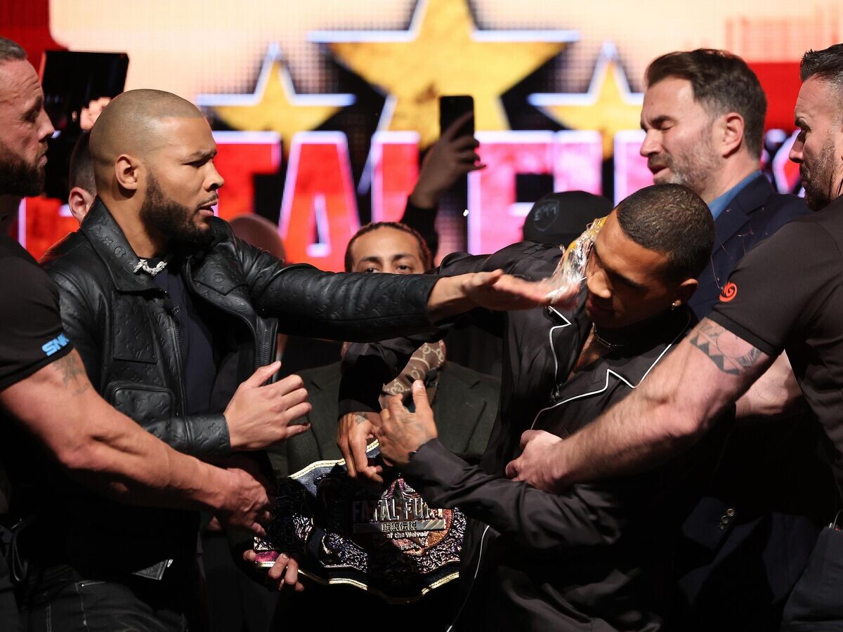    Боксер Крис Юбенк - младший и Конор Бенн во время битвы взглядов© Getty Images / Mark Robinson